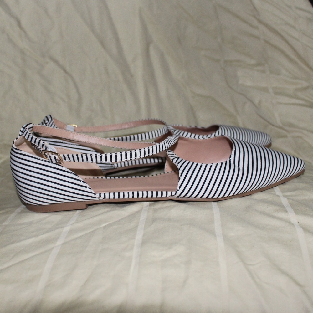 Woman's Flats Sz 7 1/2 Pointed toe, strapped, sandals - Picture 4 of 10